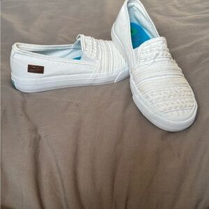 EUC!💕 Blowfish White Slip-On Women Shoes